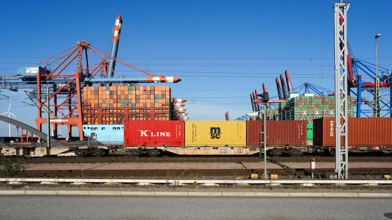 How to Decide Between Container and LCL Shipping for Your Needs